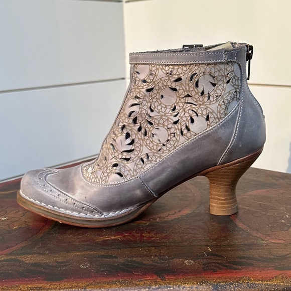 Neosenes Grey Rococo Boots - Picture 4 of 11